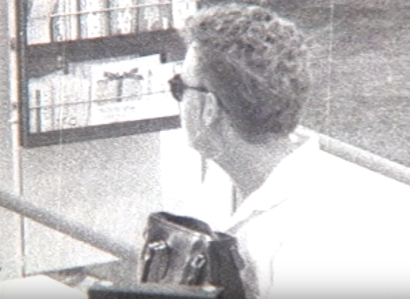 Trong video từ camera giám sát của ngân hàng, người phụ nữ mạo danh Mary-Lynn nhìn về phía một người đàn ông bên ngoài qua cửa sổ khi nói chuyện với giao dịch viên để rút tiền. Nhưng vì nắng hắt từ bên ngoài nên cảnh sát không thể thấy mặt của người đàn ông. Nhờ kỹ thuật khử lóa tài tình của một chuyên gia ảnh, các nhà điều tra có thể thấy rõ mặt của người đứng bên ngoài ngân hàng. Đó là Chris Cruz.