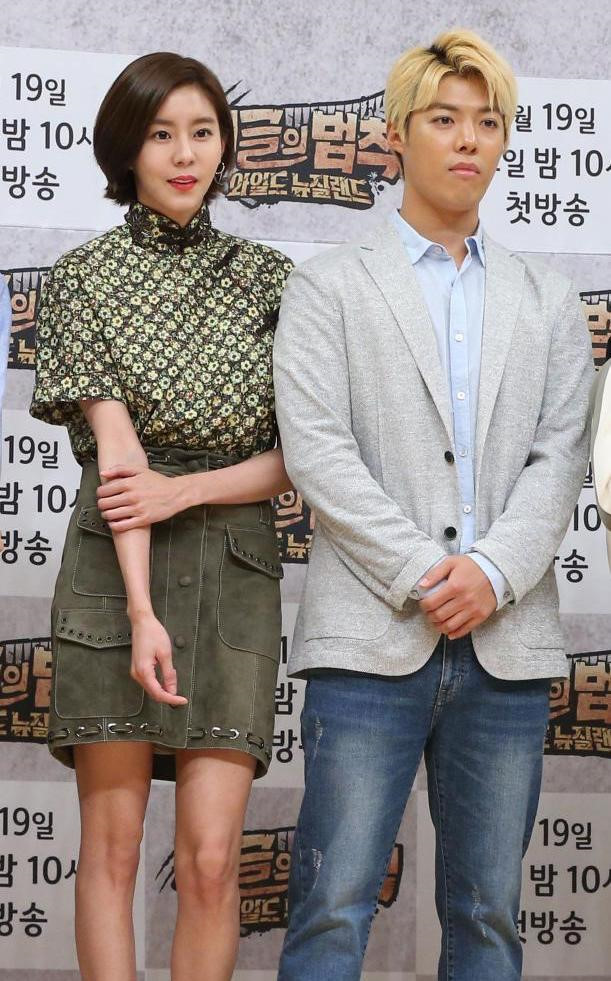 Sáng 1/8/2017, khán giả Hàn Quốc thêm một lần nữa "choáng váng" khi UEE và Kang Nam tuyên bố "đường ai nấy đi" chỉ sau nửa tháng bị bắt gặp hẹn hò. Cả hai phía đều khẳng định phải chịu nhiều áp lực khi bị báo chí ép buộc công khai mối quan hệ.