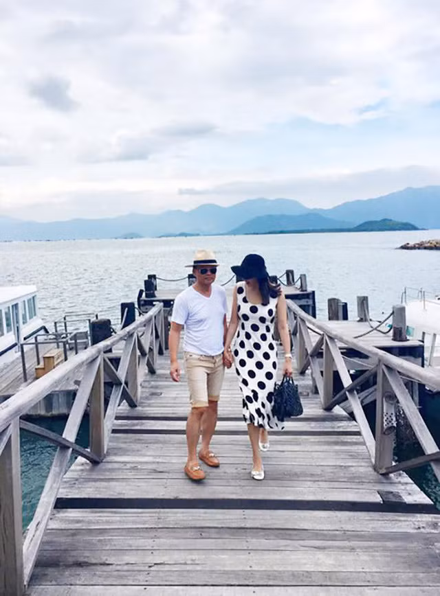 Hà Kiều Anh (sinh năm 1976) là Hoa hậu trẻ tuổi nhất đăng quang tại cuộc thi Hoa hậu Việt Nam khi mới 16 tuổi. Cô cũng là Hoa hậu hiếm hoi nhiều lần dám đóng cảnh nóng "thiêu đốt" màn ảnh Việt. Cụ thể, thời điểm cuối năm 1991, người đẹp tham gia đóng phim "Người tình trong mơ” của đạo diễn Trần Phương. Hoa hậu Hà Kiều Anh hóa thân thành một cô sinh viên nghèo, vì thiếu tiền ăn học đành chấp nhận làm người mẫu khỏa thân cho một chàng họa sĩ (Lê Tuấn Anh thủ vai).