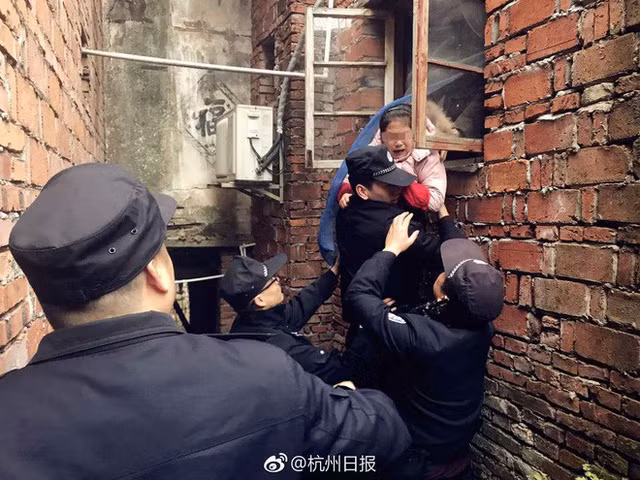 Các nạn nhân khác được cứu ra ngoài thông qua cửa sổ tầng 2.