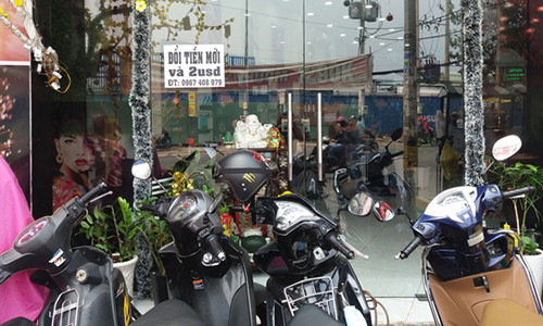 Một điểm đổi tiền mới tự phát ở TP HCM.