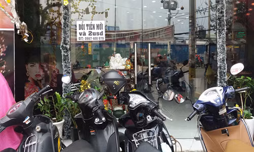Một điểm đổi tiền mới tự phát ở TP HCM.