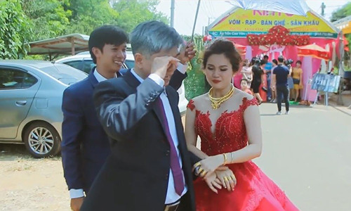 Người bố lau nước mắt rồi vội vàng ra về.