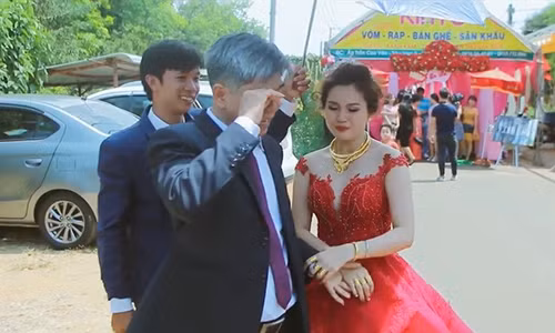 Người bố lau nước mắt rồi vội vàng ra về.