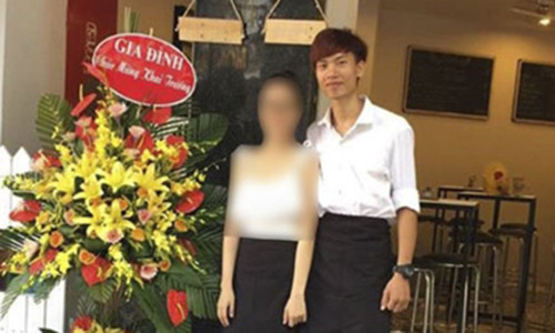 Khánh và bạn gái tại cửa hàng bán bánh mì trong những ngày đầu khai trương.