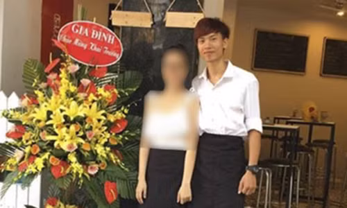 Khánh và bạn gái tại cửa hàng bán bánh mì trong những ngày đầu khai trương.