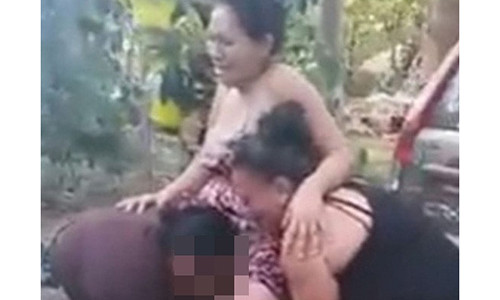 Sản phụ sinh con ngoài bệnh viện do quá đông. Ảnh: The Mirror.