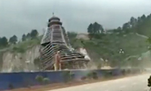 Gió thổi mạnh kéo đổ sập tòa tháp 23 tầng ở Trung Quốc.