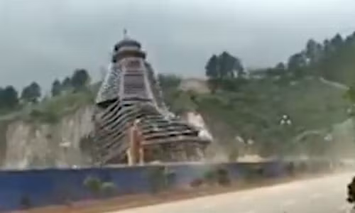 Gió thổi mạnh kéo đổ sập tòa tháp 23 tầng ở Trung Quốc.