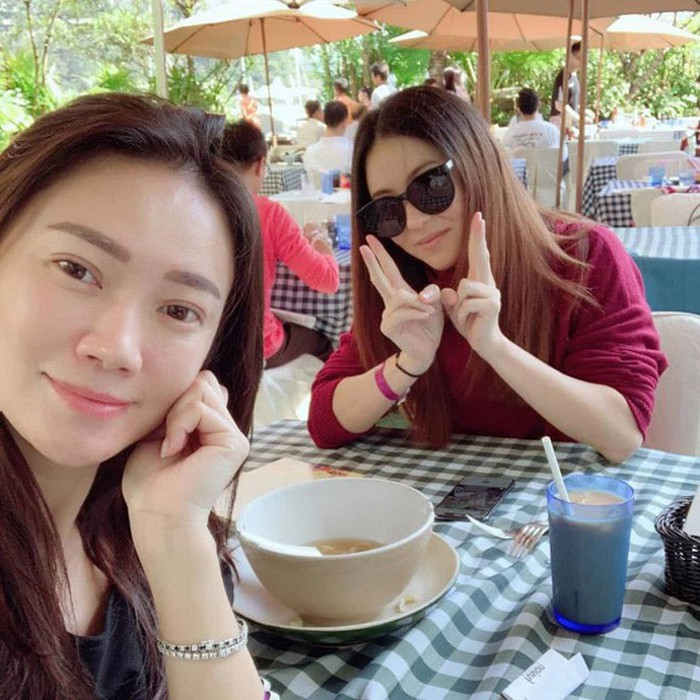 Trước đó có nhiều tin đồn về danh tính về cha người con thứ ba của Trương Bá Chi. Một số thông tin nói đó là đại gia Singapore, số khác lại nói đó là bạn của ông Tạ Hiền - bố chồng cũ của Trương Bá Chi, cũng là một đại gia. Nữ diễn viên đang có tinh thần thoải mái, đưa đón con đi học và tụ tập cùng bạn bè. Cô phớt lờ mọi tin đồn xoay quanh cuộc sống riêng.