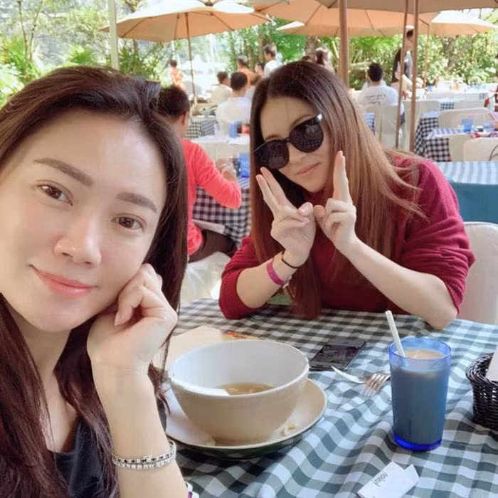 Trước đó có nhiều tin đồn về danh tính về cha người con thứ ba của Trương Bá Chi. Một số thông tin nói đó là đại gia Singapore, số khác lại nói đó là bạn của ông Tạ Hiền - bố chồng cũ của Trương Bá Chi, cũng là một đại gia. Nữ diễn viên đang có tinh thần thoải mái, đưa đón con đi học và tụ tập cùng bạn bè. Cô phớt lờ mọi tin đồn xoay quanh cuộc sống riêng.