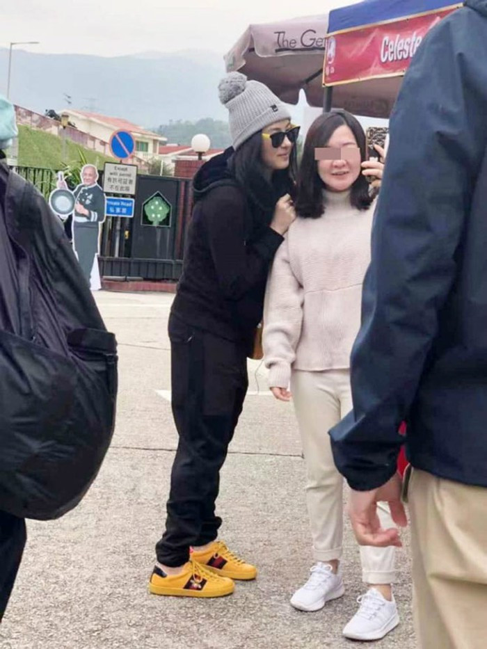 Diện đồ thể thao nhưng vợ cũ của Tạ Đình Phong vẫn để lộ vòng hai lùm lùm.