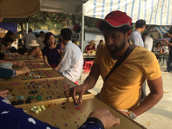 Không chỉ những thợ buôn đá trong nước mà cả những thợ buôn đá người nước ngoài cũng đến đây để mua đá.