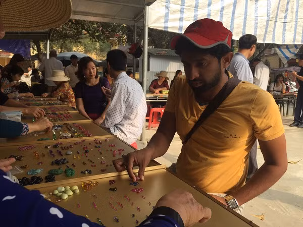 Không chỉ những thợ buôn đá trong nước mà cả những thợ buôn đá người nước ngoài cũng đến đây để mua đá.