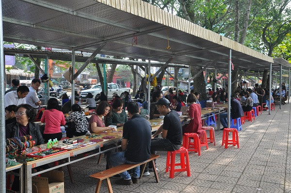 Chiêm ngưỡng những viên đá tiền tỷ tại phiên chợ tạm ở Yên Bái Chiem nguong nhung vien da tien ty tai phien cho tam o Yen Bai