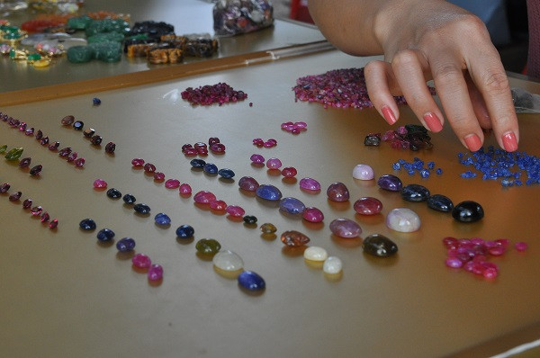 Chợ đá quý Lục Yên ở địa chỉ tổ 9, thị trấn Yên Thế, huyện Lục Yên (Yên Bái). Hiện, chợ có trên 70 bàn đá, họp vào tất cả các ngày trong tuần và chỉ diễn ra vào buổi sáng. Tùy từng mùa mà phiên chợ diễn ra sớm hay muộn, vào mùa đông phiên chợ thường diễn ra muộn hơn (từ 8-11 giờ sáng).