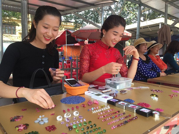 Ngày càng có nhiều bạn trẻ theo học nghề buôn bán đá từ bố mẹ.