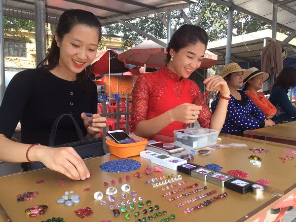 Ngày càng có nhiều bạn trẻ theo học nghề buôn bán đá từ bố mẹ.