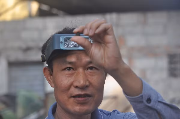 Để kiểm tra chất lượng của từng viên đá, những người buôn lâu năm có thể dựa vào kinh nghiệm, mắt thường.