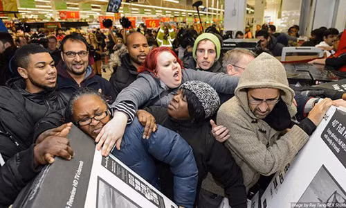 Dien cuong mua Black Friday: 5 sai lam tra gia chay tui