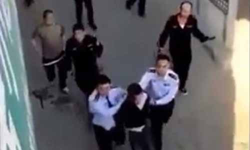 Trung Quoc: Bi truy na, lai xe vao don canh sat dam chet 2 nguoi