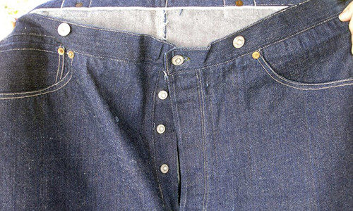 Chiếc quần bò được may cách đây 125 năm đã được một đại gia đến từ Đông Nam Á mua.