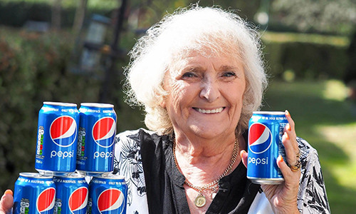 Ba cu 64 nam khong uong gi ngoai 4 lon nuoc ngot moi ngay