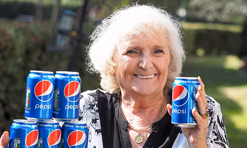 Ba cu 64 nam khong uong gi ngoai 4 lon nuoc ngot moi ngay