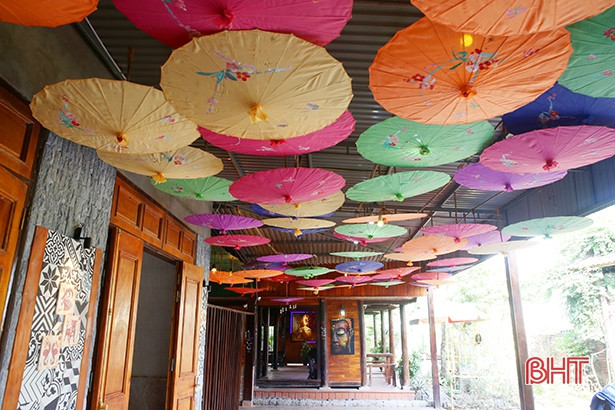 Ngoài căn nhà trên cây, Sakura Hoa Anh Đào còn được biết đến là tổ hợp cafe - karaoke khá lớn giữa làng quê với diện tích hơn 1.000m2. Với không gian độc đáo, đa dạng về phong cách, quán thu hút một lượng lớn khách hàng vào các ngày trong tuần. Hầu như vào những ngày cuối tuần hoặc dịp lễ, quán đều không còn chỗ ngồi.