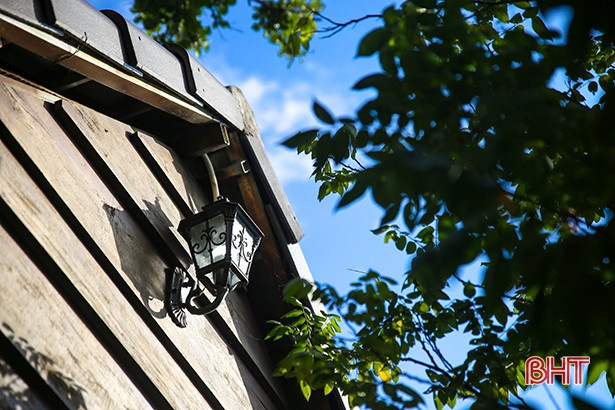 Nhà gỗ được thiết kế theo phong cách cổ điển, từ những chiếc đèn ốp tường phía ngoài.