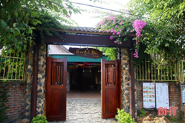 Nhiều du khách tỏ ra vô cùng thích thú với thiết kế này, đặc biệt là các bạn trẻ tới đây vừa có thể nhâm nhi cafe thư giãn nhưng cũng có thể chụp cho mình vô vàn bức ảnh với những góc chụp cực ngầu.