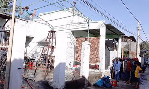 Hàng xóm bàng hoàng khi nghe tin Tân giết chết mẹ và bà nội - Ảnh: Internet