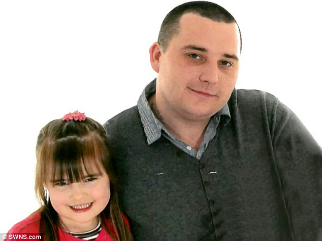 Chiec xe gay lam doi va noi dan vat suot doi cua nguoi me tre