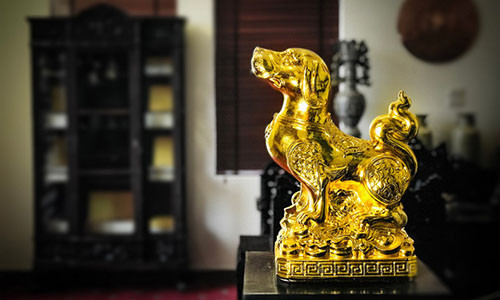 Tương truyền, chó bình thường chỉ coi được phần dương, muốn canh giữ phần âm thì phải “nuôi” chó đá. Ảnh IT.