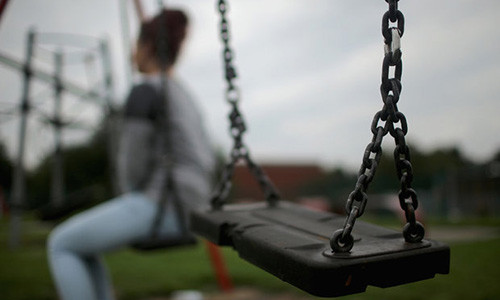 Bi kich thieu nu 16 tuoi bi ep lam no le tinh duc cho 100 dan ong