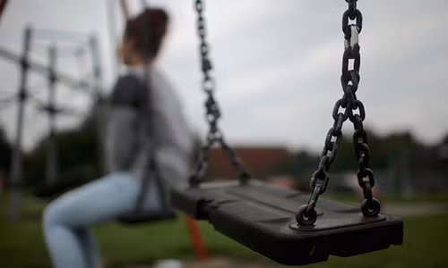 Bi kich thieu nu 16 tuoi bi ep lam no le tinh duc cho 100 dan ong