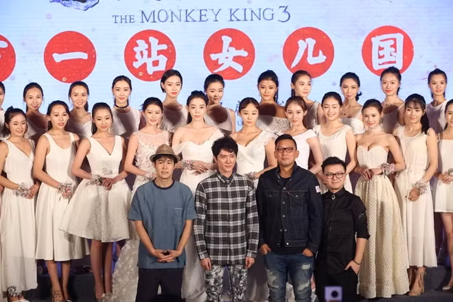 26 cô gái đầu tiên xuất hiện trong buổi họp báo phim. Vào tháng 8.2017, ê kíp đã tổ chức buổi tuyển chọn 1000 mỹ nữ đẹp nhất Trung Quốc để tham gia đóng phim. Đoàn phim khẳng định, Tây Du Ký: Nữ Nhi Quốc là bộ phim có số lượng diễn viên nữ nhiều nhất lịch sử Trung Quốc. Lời tuyên bố của ekip phim Tây Du Ký 3 khiến nhiều bất ngờ vì trước đó có không ít tác phẩm dùng tới hàng trăm diễn viên nữ để quay đại cảnh như Hoàng Kim Giáp, Võ Tắc Thiên truyền kỳ...
