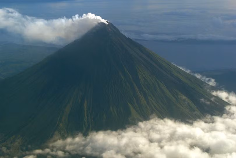 2. Núi lửa Mayon Mayon Volcano được mệnh danh là "Ngọn núi Hoàn hảo" vì hình dạng gần như không có khiếm khuyết của nó. Ngọn núi tuyệt vời này có độ cao trung bình 35-40 độ và được phủ bởi một miệng núi lửa nhỏ. Phía dưới của nó là lớp dung nham và vật liệu núi lửa khác. Mayon hoạt động tích cực nhất trong số những ngọn núi lửa ở Philippines. Ngọn núi này đã bùng nổ hơn 49 lần trong 400 năm qua. Vụ nổ dữ dội nhất của Mayon diễn ra vào ngày 1 tháng 2 năm 1814, nó giống như một vụ đánh bom các thị trấn gần đó bằng các tảng đá núi lửa, giết chết 2.200 người dân địa phương.