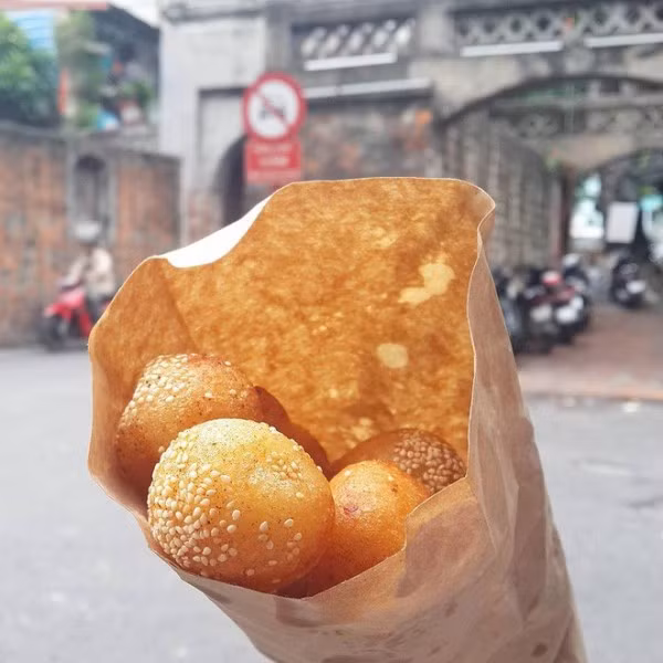 Những viên bánh rán bi Ô Quan Chưởng nổi tiếng khắp Hà Nội.