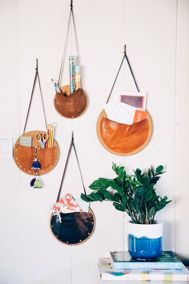 Tự chế ra nơi treo đồ dùng cần thiết chỉ với một vài thao tác.