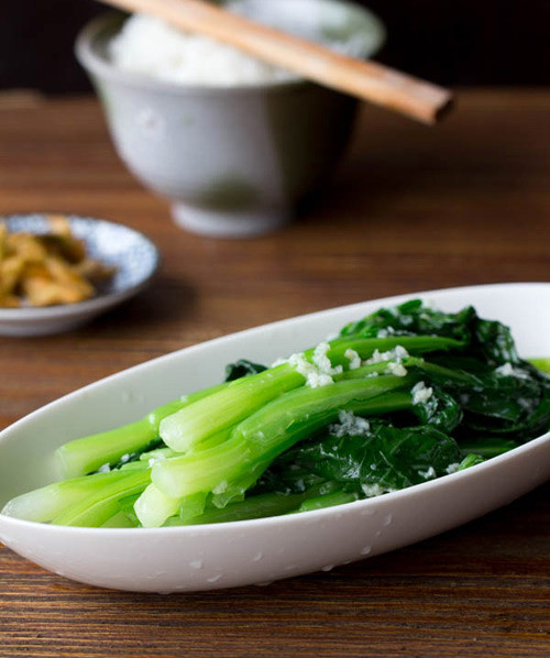 Tăng lửa lớn, cho ngồng cảnh vào, xào cho đến khi chín tới (Ảnh minh họa).