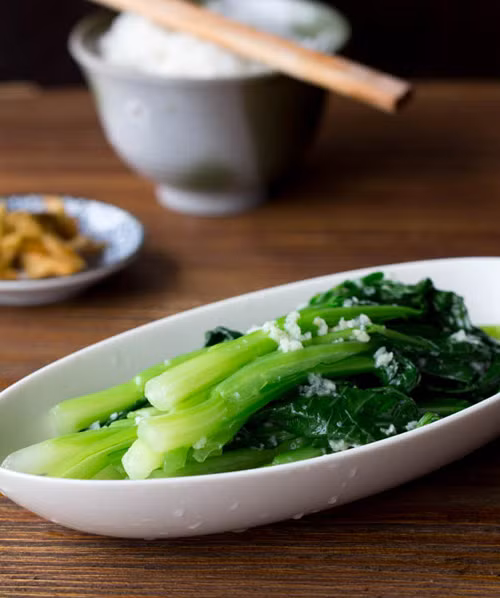 Tăng lửa lớn, cho ngồng cảnh vào, xào cho đến khi chín tới (Ảnh minh họa).