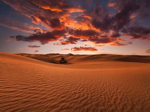 Gobi, Mông Cổ, là sa mạc lớn nhất châu Á, lớn thứ năm trên thế giới, nằm giữa Trung Quốc và Mông Cổ.