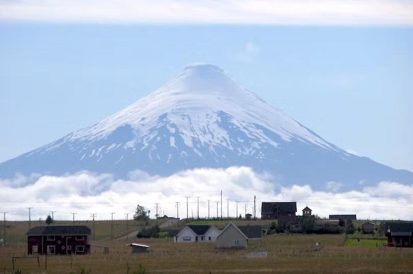 6. Osorno Volcano Volcán Osorno cao 2,652 m nằm trong vùng Los Lagos của Chile . Nó nằm trên bờ phía đông nam của Hồ Llanquihue. Osorno được biết đến trên toàn thế giới như một biểu tượng của cảnh quan địa phương, nổi tiếng như người ta nhắc núi Phú Sĩ là nghĩ đến Nhật Bản. Osorno là một trong những ngọn núi lửa hoạt động mạnh nhất của dãy Andes phía nam Chile, với 11 vụ phun trào lịch sử được ghi lại từ giữa năm 1575 và năm 1869. Các dòng dung nham tạo ra trong những vụ phun trào này đã tràn xuống cả hai hồ Llanquihue và Todos los Santos.
