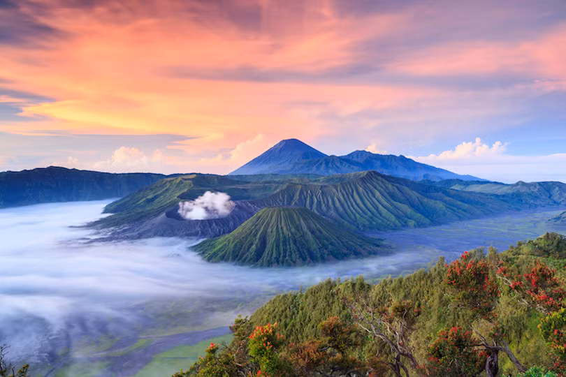 10. Núi Bromo Núi Bromo là một ngọn núi lửa đang hoạt động và là một phần của dãy núi Tengger ở Đông Java. Ở độ cao 2.329 mét, nó không phải là đỉnh cao nhất của dãy núi, nhưng nó nổi tiếng nhất. Khu vực này là một trong những điểm tham quan được khách du lịch ghé thăm nhiều nhất trong Java. Phần đầu của núi lửa đã bị “thổi bay” và bên trong miệng hố liên tục được đốt cháy, tạo khói trắng. Nó tạo ra sự khác biệt và nổi bật lên giữa một thung lũng tươi xanh quả quần đảo Tengger.