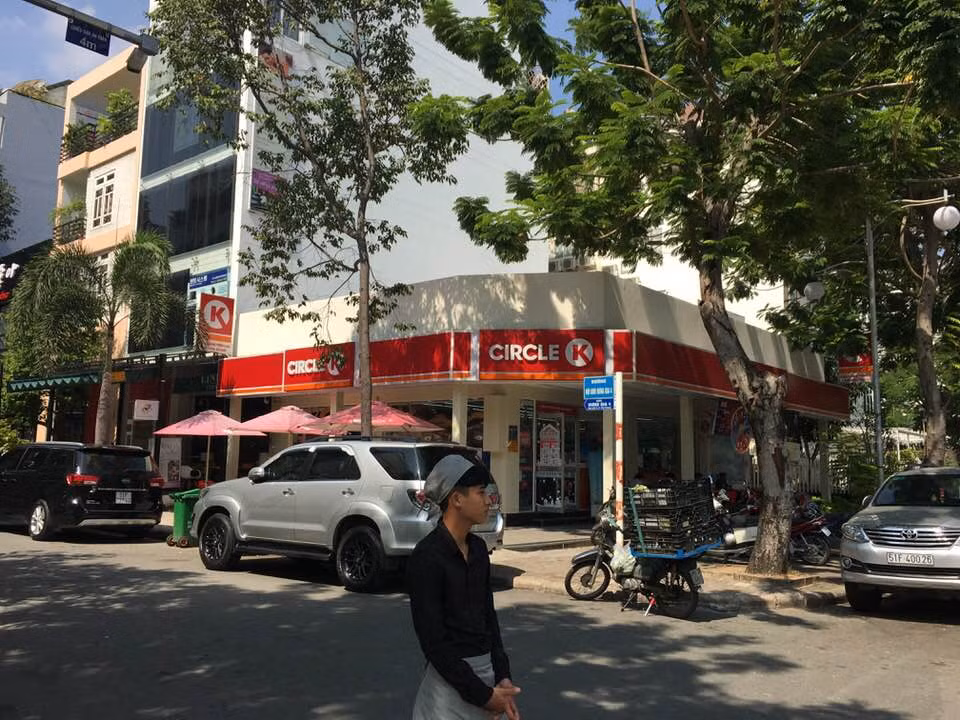 Đường Nội Khu Hưng Gia 4, quy hoạch xây 4 tầng nhưng cửa hàng ngay góc mặt 2 mặt tiền này vẫn tồn tại mà không phải theo quy hoạch chung.