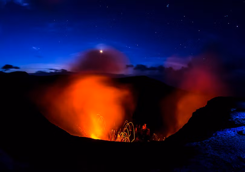 12. Núi Yasur Núi Yasur là một ngọn núi lửa hoạt động trên Đảo Tanna, Vanuatu với chiều cao 361 m trên mực nước biển. Sự phát sáng của núi lửa đã thu hút được thuyền trưởng James Cook trong chuyến đi châu Âu đầu tiên tới hòn đảo vào năm 1774. Đây là một trong những ngọn núi lửa có thể tiếp cận dễ dàng nhất trên thế giới. Bất cứ ai cũng có thể đi lên và nhìn xuống bụng núi lửa, nơi đang bốc khói. Hiện tượng phun trào mắc ma, lửa, và tro bụi của ngọn núi lửa này thường xảy ra khoảng vài lần 1 giờ.