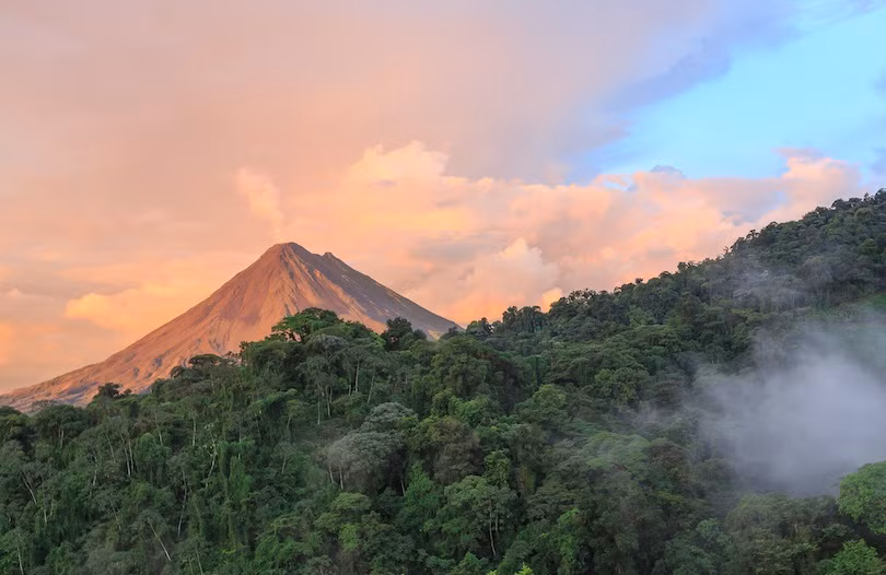 8. Núi lửa Arenal Volcan Arenal, là núi lửa hoạt động mạnh nhất của Costa Rica, nằm cách 90 km về phía tây bắc của San José. Núi lửa Arenal cao 1.657 mét so với mực nước biển và nhìn ra Hồ Arenal. Về địa chất, đây được coi là một ngọn núi lửa “trẻ tuổi”, tuổi được ước tính là dưới 3.000 năm. Năm 1968 Arenal đã phun trào và phá hủy thị trấn Tabacón.