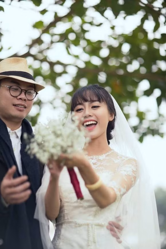 Thế nhưng khi con trai cả đã trưởng thành, nghệ sĩ Trần Lực lại cảm thấy tự hào vì sắp có con dâu. Trần Lực chia sẻ: "Vậy là cậu cả của bố sắp lấy vợ, sẽ có gia đình riêng của mình rồi. Bố mừng lắm, nhìn cậu sửa nhà sắm đồ thấy Trần Hoàng của bố quá hoành tráng, chững chạc để trở thành trụ cột gia đình riêng của mình. Cuộc sống đầy khó khăn, nhưng nhìn cậu cả và Thị Vê (cậu thật là lố bịch khi gọi vợ mình một cách cợt nhả như thế, mặc dù biết cậu gọi vậy vì yêu thôi), nhìn cậu và Vân hớn hở hạnh phúc là bố yên tâm rồi... Tâm trạng của ông bố sắp đi hỏi vợ cho con thật khó tả, cứ lâng lâng bồi hồi thế nào í. Có lẽ vì vẫn nghĩ cậu cả như ngày xưa, bé xíu, chạy ra ôm chặt lấy bố mỗi lần bố đi đóng phim xa về...Tuần sau bố cháu hớn hở đi mời họ hàng và bạn bè rồi. Nghĩ mà sướng!".