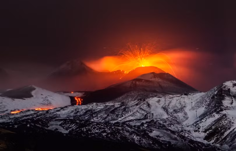 7. Núi Etna Núi Etna là núi lửa hoạt động lớn thứ hai ở châu Âu, hiện đang cao 3.329 m, mặc dù điều này khác với các núi lửa phun trào. Núi này cao hơn 21 mét so với năm 1981. Nằm trên bờ biển phía đông của Sicily, đất núi lửa màu mỡ giúp ích cho nông nghiệp, vườn nho, vườn cây ăn trái trải dài qua các sườn dốc thấp của núi và vùng đồng bằng rộng lớn Catania ở phía nam.
